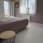 Avec Douche-wc, Terrasse Privative Et Piscine Partagee דירה