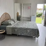 Avec Douche-wc, Terrasse Privative Et Piscine Partagee *