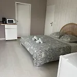 Avec Douche-wc, Terrasse Privative Et Piscine Partagee *