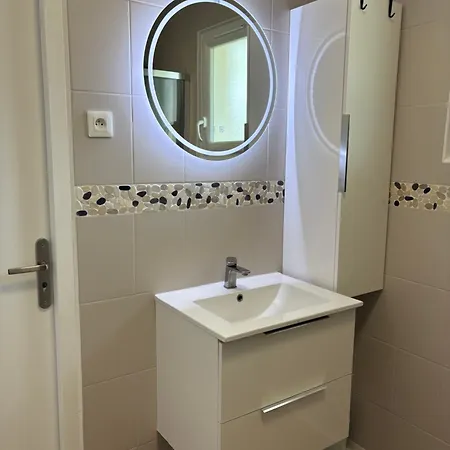 Avec Douche-wc, Terrasse Privative Et Piscine Partagee Appartement