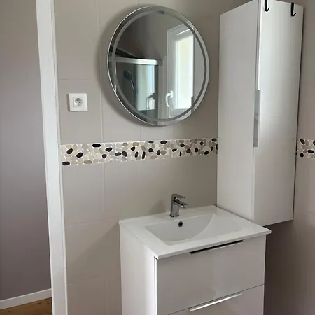 Avec Douche-wc, Terrasse Privative Et Piscine Partagee