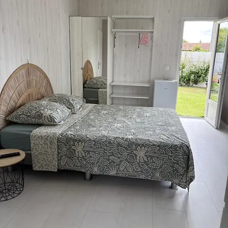 Avec Douche-wc, Terrasse Privative Et Piscine Partagee *