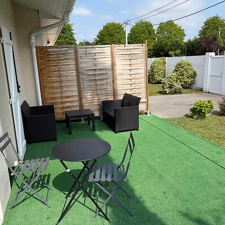 Appartement Avec Douche-wc, Terrasse Privative Et Piscine Partagee *