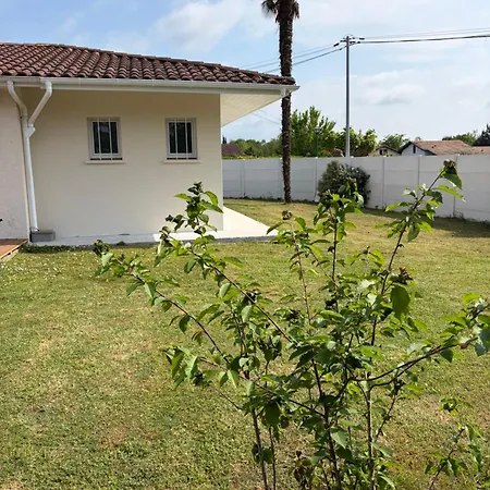 Avec Douche-wc, Terrasse Privative Et Piscine Partagee Appartement *