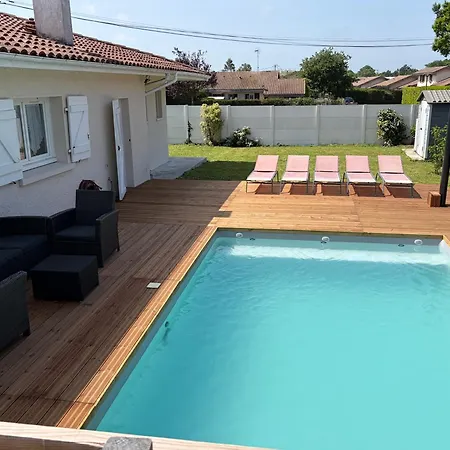Avec Douche-wc, Terrasse Privative Et Piscine Partagee Appartement *