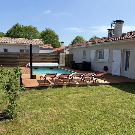 Avec Douche-wc, Terrasse Privative Et Piscine Partagee *